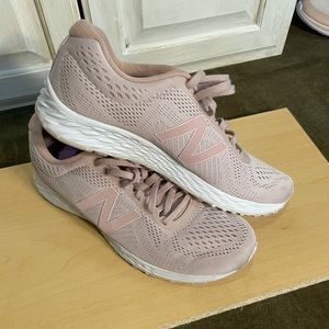 New Balance pink tennis shoe size 9.5 B